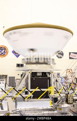 Tests zur Messung des Schwerpunkts und der Trägheitsmomente der Mars 2020 rover Aeroshell werden am Drehtisch in der Payload Hazard Servicefabrik des Kennedy Space Centers am 15. Januar 2020 durchgeführt. Der Mars 2020 rover wird sieben verschiedene wissenschaftliche Instrumente tragen und am 18. Februar 2021 auf dem Roten Planeten landen. Es soll im Sommer 2020 an Bord einer United Launch Alliance Atlas V 541-Rakete starten, die vom Launch Services Program der NASA beschafft wurde. Stockfoto