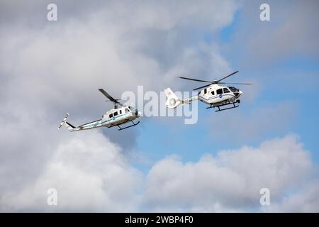 Die Hubschrauber Bell Huey 2 (links) und Airbus H135, die für Sicherheitseinsätze im Kennedy Space Center der NASA in Florida eingesetzt werden, führen am 27. Oktober 2020 einen gemeinsamen Flug durch, bevor die Hueys aus ihrem Dienst ausscheiden. Die Airbus H135s ersetzen die drei Bell Huey 2 Flugzeuge, die vom Kennedy Flight Operations Team gewartet werden. Kennedy erhielt zwei der H135-Flugzeuge am 30. September, das dritte Flugzeug wird voraussichtlich im Frühjahr 2021 eintreffen. Diese neuen Hubschrauber bieten eine Reihe von technischen und sicherheitstechnischen Vorteilen gegenüber dem Hueys, wie mehr Hubkraft, größere Stabilität in der Luft und erweiterte m Stockfoto