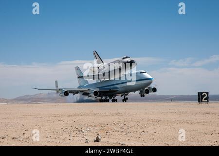 Das Space Shuttle Endeavour und seine Gastgeber NASA 747 Shuttle Carrier landen auf der Edwards Air Force Base in Kalifornien. Am 20. September 2012 absolvierte sie ihren dritten Abschnitt eines letzten vierteiligen Fährflugs vom Kennedy Space Center der NASA in Florida zum Los Angeles International Airport. Der Landung ging der Flugforschungspilot Bill Brockett vom Armstrong Flight Research Center der NASA voraus. Stockfoto