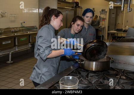 Schüler des HUNCH-Programms nahmen an einem NASA-Wettbewerb im U.S. Space and Rocket Center teil, um Rezepte für Astronautenmahlzeiten zu entwickeln. Sechs Teams aus North Alabama und Georgia traten an, wobei das Siegerteam zum Johnson Space Flight Center vorrückte. Stockfoto