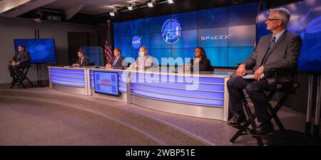 Im Pressesaal des Kennedy Space Center der NASA in Florida veranstalten die NASA und Branchenführer am 13. November 2020 eine virtuelle Pressekonferenz vor dem Start, bevor die SpaceX Crew-1-Mission der Agentur stattfindet. Von links sind Steve Stich, Manager, Commercial Crew Program, Kennedy Space Center; Joel Montalbano, manager der Internationalen Raumstation, Johnson Space Center; Kirt Costello, Chefwissenschaftler, International Space Station Program, Johnson; Norm Knight, stellvertretender Manager, Direktorat für Flugoperationen, Johnson, Arlena Moses, Wetterflugzeugin der U.S. Air Force 45th Weather Squadron und Benji R Stockfoto