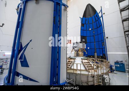 Vor dem Start im Rahmen der Commercial Lunar Payload Services (CLPS)-Initiative der NASA bereitet sich das Mondlandegerät Peregrine von Astrobotic darauf vor, in die Nutzlastverkleidung eingekapselt zu werden. oder Nasenkegel, der Vulcan-Rakete der United Launch Alliance am 21. November 2023 in der Astrotech Space Operations Facility in der Nähe des Kennedy Space Center der Agentur in Florida. Der Start der Peregrine Mission One von Astrobotic wird die NASA und kommerzielle Nutzlasten Anfang 2024 zum Mond bringen, um die Mondexosphäre, die thermischen Eigenschaften und die Wasserstoffreichweite des Mondregolithen, die Magnetfelder und die Strahlungsumgebung von zu untersuchen Stockfoto