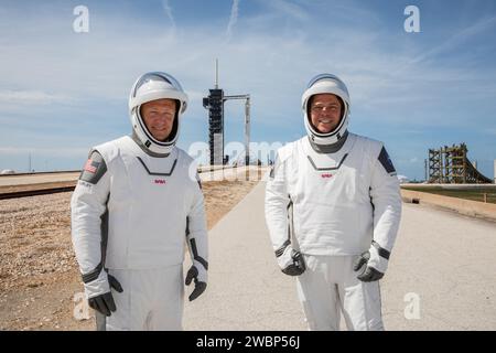 Die NASA-Astronauten Douglas Hurley (links) und Robert Behnken (rechts) nehmen am 23. Mai 2020 im Kennedy Space Center der Agentur in Florida vor der NASA-Mission SpaceX Demo-2 zur Internationalen Raumstation Teil. Demo-2 wird als End-to-End-Flugtest des Besatzungssystems von SpaceX dienen und wertvolle Daten für die NASA liefern, die das System für regelmäßige, bemannte Missionen zum Orbitlabor im Rahmen des Commercial Crew Program der Agentur zertifizieren. Die Abfertigung ist für Mittwoch, den 27. Mai, um 16:33 Uhr EDT geplant. Stockfoto