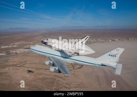 Das Space Shuttle Endeavour und sein Gastgeber NASA 747 Shuttle Carrier fliegen am 21. September 2012 über die Edwards Air Force Base. Das Armstrong Flight Research Center der NASA in Edwards, Kalifornien, ist oben rechts im Rahmen zu sehen. Stockfoto