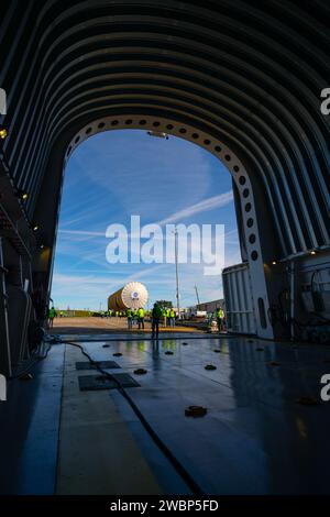 Diese Bilder zeigen, wie Teams die abgeschlossene Kernstufe für die Raumfahrzeugrakete der NASA von der Michoud Assembly Facility der NASA in New Orleans ausgerollt oder verschoben haben. Die Crews verlegten die Flugausrüstung für die erste Artemis-Mission am 8. Januar in die Pegasus-Lastkähne der NASA, um die Green Run-Testserie im Stennis Space Center in der Nähe der Bay St. vorzubereiten Louis, Mississippi. Pegasus, das auf SLS-Raketenausrüstung umgebaut wurde, wird die Kernstufe von Michoud nach Stennis für die umfassende Testserie Green Run transportieren. In Stennis angekommen, wird die Artemis-Raketenbühne sein Stockfoto