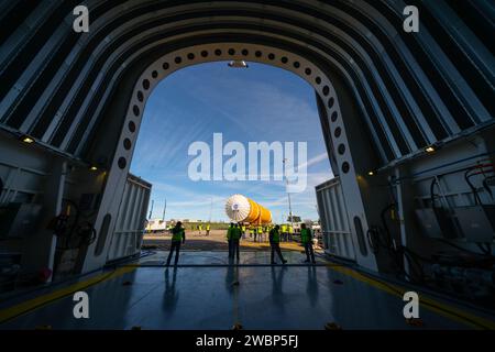 Diese Bilder zeigen, wie Teams die abgeschlossene Kernstufe für die Raumfahrzeugrakete der NASA von der Michoud Assembly Facility der NASA in New Orleans ausgerollt oder verschoben haben. Die Crews verlegten die Flugausrüstung für die erste Artemis-Mission am 8. Januar in die Pegasus-Lastkähne der NASA, um die Green Run-Testserie im Stennis Space Center in der Nähe der Bay St. vorzubereiten Louis, Mississippi. Pegasus, das auf SLS-Raketenausrüstung umgebaut wurde, wird die Kernstufe von Michoud nach Stennis für die umfassende Testserie Green Run transportieren. In Stennis angekommen, wird die Artemis-Raketenbühne sein Stockfoto