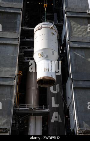 Die einmotorige Centaur-Oberstufe für die Atlas V-Rakete der United Launch Alliance für den Mars Perseverance rover der NASA wird am 10. Juni 2020 in der Vertical Integration Facility am Space Launch Complex 41 auf der Cape Canaveral Air Force Station in Florida hochgehoben. Der Zentaur wird an der ersten Stufe der Rakete befestigt. Der Mars Perseverance rover soll am 20. Juli 2020 auf der Atlas-V-541-Rakete von Pad 41 starten. Der rover ist Teil des Mars Exploration Program der NASA, einem langfristigen Projekt zur robotergestützten Erkundung des Roten Planeten. Die sieben Instrumente des rover werden nach Habitab suchen Stockfoto