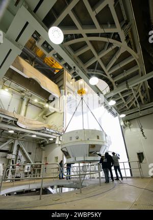 Innerhalb der Vertical Integration Facility (VIF) auf der Vandenberg Space Force Base in Kalifornien überwachen Techniker das Atlas V-Boottail der United Launch Alliance (ULA), wie es am 4. Oktober 2022 mit einem Kran auf die Centaur-Oberstufe der Rakete abgesenkt wird. für die Mission der National Oceanic and Atmospheric Administration (NOAA) und der NASA im Rahmen des Joint Polar Satellite System-2 (JPSS-2). Das Boottail ist das Verbindungsstück der Flugausrüstung, das die Oberstufe des Atlas V mit der Nutzlastverkleidung verbindet – der Schutzhülle um den JPSS-2-Satelliten. Sobald die Nutzlastverkleidung am VIF ankommt, werden die Teams Stockfoto