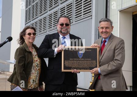 Bob Cabana, Direktor des Kennedy Space Center, nahm am 10. Januar 2020 den National Historic Civil Engineering Landmark Award für das Vehicle Assembly Building entgegen. Der 129 Millionen Kubikfuß große VAB, ursprünglich für Saturn V/Apollo, wurde später für das Space Shuttle Program adaptiert. Stockfoto