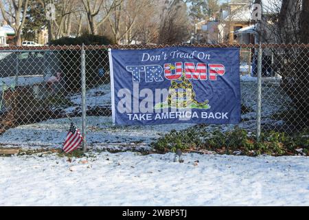 Im Winter in des Plaines, Illinois, darf man nicht auf Trumps Flagge am Zaun treten Stockfoto