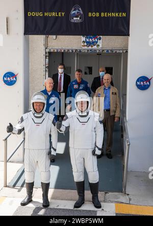 Die NASA-Astronauten Douglas Hurley (links) und Robert Behnken halten für ein Foto, als sie am 30. Mai 2020 das Neil A. Armstrong Operations and Checkout Building im Kennedy Space Center der Agentur in Florida verlassen. in Vorbereitung auf den Transport zum Launch Complex 39A vor dem Start der NASA-Mission SpaceX Demo-2. Die Rakete der SpaceX Falcon 9 und die Crew Dragon starteten um 15:22 Uhr EDT. Behnken und Hurley sind die ersten Astronauten, die seit dem Ende des Space Shuttle-Programms im Jahr 2011 von US-amerikanischem Boden zur Internationalen Raumstation starteten. Teil des NASA-Programms für kommerzielle Besatzung, dies wird Stockfoto