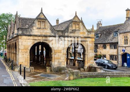 Chipping Campden Market Town in den englischen cotswolds, 17. Jahrhundert und denkmalgeschütztes Markthalle Gebäude, England, Großbritannien, 2023 Stockfoto