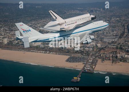 Das Space Shuttle Endeavour und seine Gastgeber NASA 747 Shuttle Carrier fliegen 2012 über den Santa Monica Pier auf dem Weg zum Los Angeles International Airport und einer Überlandfahrt zum California Science Center. Die Kalifornier starrten am 21. September in den Morgenhimmel und suchten nach einem Versuch über ihre Gemeinde. Die letzte Etappe des Fluges von Endeavour vom Kennedy Space Center der NASA in Florida bot vielen Menschen die Gelegenheit, den historischen Flug zu erleben. Stockfoto