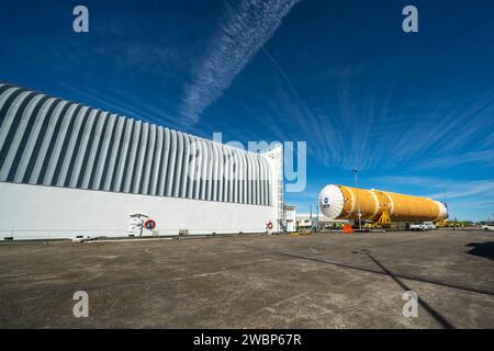 Diese Bilder zeigen, wie Teams die abgeschlossene Kernstufe für die Raumfahrzeugrakete der NASA von der Michoud Assembly Facility der NASA in New Orleans ausgerollt oder verschoben haben. Die Crews verlegten die Flugausrüstung für die erste Artemis-Mission am 8. Januar in die Pegasus-Lastkähne der NASA, um die Green Run-Testserie im Stennis Space Center in der Nähe der Bay St. vorzubereiten Louis, Mississippi. Pegasus, das auf SLS-Raketenausrüstung umgebaut wurde, wird die Kernstufe von Michoud nach Stennis für die umfassende Testserie Green Run transportieren. In Stennis angekommen, wird die Artemis-Raketenbühne sein Stockfoto