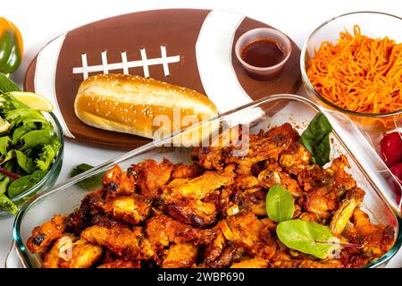 Die Flügel werden mit Dip-Sauce und Salat für die Fußballparty geliefert. Stockfoto