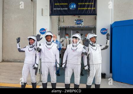 Die Crew-1-Astronauten der NASA SpaceX tauchen am 15. November 2020 aus dem Neil Armstrong Operations and Checkout Building im Kennedy Space Center der NASA in Florida auf und winken Familienmitgliedern, Gästen und Medienmitgliedern zu. Von links sind NASA-Astronaut Shannon Walker, Missionsspezialist; Victor Glover, Pilot; NASA-Astronaut Michael Hopkins, Kommandeur der Raumfahrzeuge und JAXA-Astronaut Soichi Noguchi, Missionsspezialist. Sie werden an Bord von zwei Tesla-Fahrzeugen für die Fahrt zum Launch Complex 39A gehen Crew-1 ist die erste reguläre Besatzungsmission eines US-amerikanischen Raumschiffs mit Astronauten bei der International Stockfoto