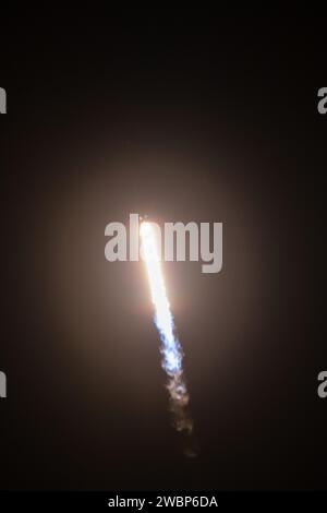 Eine SpaceX Falcon 9-Rakete mit dem unbemannten Dragon-Raumschiff startete am 6. März 2020 vom Space Launch Complex 40 in Cape Canaveral für die CRS-20-Mission der NASA, um über 5.600 Pfund Fracht und wissenschaftliche Untersuchungen an die ISS zu liefern. Stockfoto
