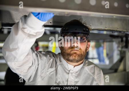 Eric Nolan von ASRC Federal Data Solutions verwendet AR HoloLens2-Brillen für die Arbeit am Hitzeschild des Artemis II Orion Crew-Moduls in der Hochbucht des Neil Armstrong Operations and Checkout Building im Kennedy Space Center, Florida, am 18. März 2020. Das AR-System unterstützt eine präzise und effiziente Platzierung der Komponenten. Stockfoto