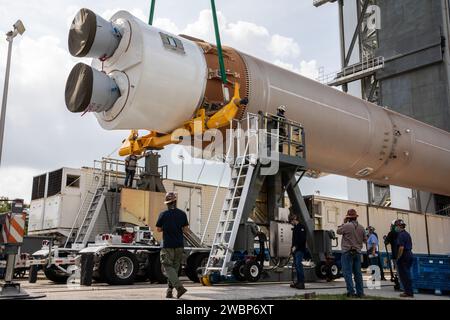 Die Vorbereitungen am 28. Mai 2020 auf der Cape Canaveral Air Force Station beinhalteten die Verlagerung des United Launch Alliance Atlas V Boosters in die vertikale Integrationsanlage für den Mars Perseverance rover, der Mitte Juli auf Atlas V 541 starten soll. Der rover erforscht den Mars auf frühere Bewohnbarkeit und Anzeichen von mikrobiellem Leben. Stockfoto