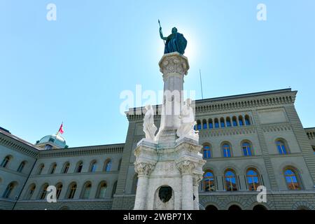 Bern, Schweiz - 13. August 2022: Bernabrunnen-Brunnen in Bern. Sie befindet sich unmittelbar südlich der Bundesgasse im Innenhof des Westteils Stockfoto