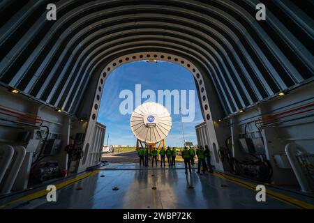 Diese Bilder zeigen, wie Teams die abgeschlossene Kernstufe für die Raumfahrzeugrakete der NASA von der Michoud Assembly Facility der NASA in New Orleans ausgerollt oder verschoben haben. Die Crews verlegten die Flugausrüstung für die erste Artemis-Mission am 8. Januar in die Pegasus-Lastkähne der NASA, um die Green Run-Testserie im Stennis Space Center in der Nähe der Bay St. vorzubereiten Louis, Mississippi. Pegasus, das auf SLS-Raketenausrüstung umgebaut wurde, wird die Kernstufe von Michoud nach Stennis für die umfassende Testserie Green Run transportieren. In Stennis angekommen, wird die Artemis-Raketenbühne sein Stockfoto