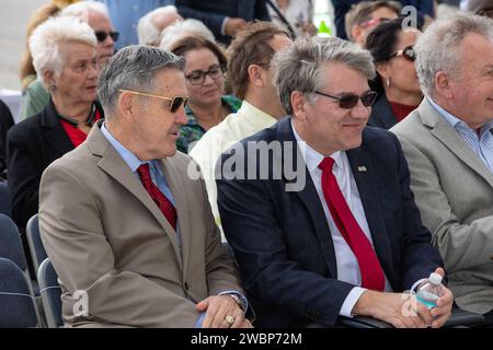 Bob Cabana, Direktor des Kennedy Space Center und Kevin Thibault, Sekretär des Florida Department of Transportation, erkannten das Vehicle Assembly Building am 10. Januar 2020 als National Historic Civil Engineering Landmark an. Die VAB, die damals als 129 Millionen Kubikfuß größtes Gebäude fertiggestellt wurde, wurde für Saturn V/Apollo gebaut und später für das Space Shuttle-Programm adaptiert. Stockfoto