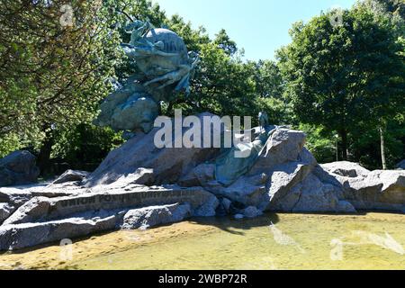 Bern, Schweiz - 13. August 2022: Universalpostdenkmal im Stadtpark kleine Schanze in Bern, Schweiz. Stockfoto