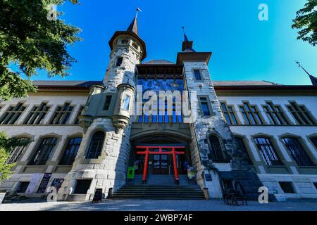 Bern, Schweiz - 13. August 2022: Eingangsansicht des historischen Museums Bern und des Einstein Museums am Abend. Berner UNESCO-Weltkulturerbe. Stockfoto