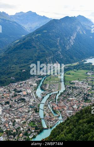 Blick auf die Stadt Interlaken, vom Harder Klum, dem Gipfel von Interlaken in der Schweiz. Stockfoto