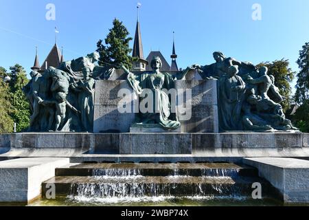 Bern, Schweiz - 13. August 2022: Blick auf das Welttelegrafen-Denkmal mit dem Brunnen. Stockfoto