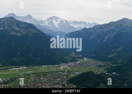 Blick auf die Stadt Interlaken, vom Harder Klum, dem Gipfel von Interlaken in der Schweiz. Stockfoto