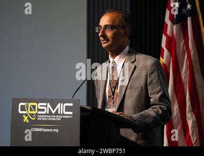 Prasun Desai, stellvertretender Verwaltungsrat für das Space Technology Mission Directorate der NASA, hielt am 7. November 2023 Eröffnungsbemerkungen beim KOSMISCHEN Workshop an der University of Maryland in College Park. COSMIC fördert die Zusammenarbeit in der Luft- und Raumfahrt für Raumfahrtmobilität und Service, Montage und Fertigung im Weltraum in Erdumlaufbahnen, Mondumlaufbahnen, Tiefen Weltraum und planetaren Oberflächen. Stockfoto