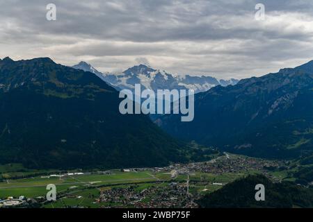 Blick auf die Stadt Interlaken, vom Harder Klum, dem Gipfel von Interlaken in der Schweiz. Stockfoto