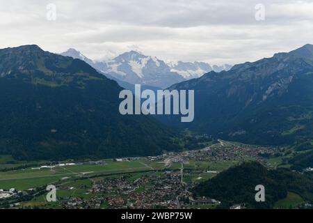 Blick auf die Stadt Interlaken, vom Harder Klum, dem Gipfel von Interlaken in der Schweiz. Stockfoto