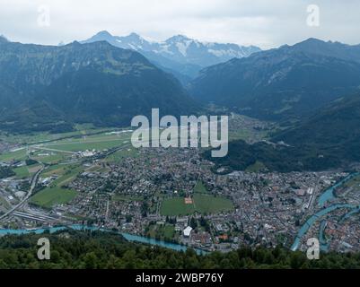 Blick auf die Stadt Interlaken, vom Harder Klum, dem Gipfel von Interlaken in der Schweiz. Stockfoto