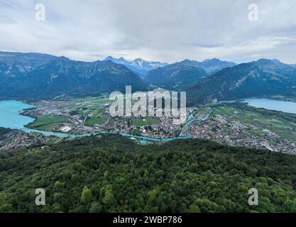 Blick auf die Stadt Interlaken, vom Harder Klum, dem Gipfel von Interlaken in der Schweiz. Stockfoto