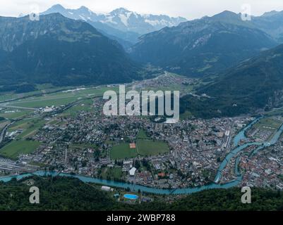 Blick auf die Stadt Interlaken, vom Harder Klum, dem Gipfel von Interlaken in der Schweiz. Stockfoto