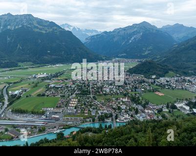 Blick auf die Stadt Interlaken, vom Harder Klum, dem Gipfel von Interlaken in der Schweiz. Stockfoto