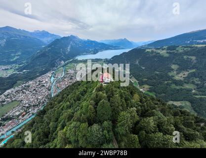 Blick auf die Stadt Interlaken, vom Harder Klum, dem Gipfel von Interlaken in der Schweiz. Stockfoto