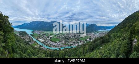 Blick auf die Stadt Interlaken, vom Harder Klum, dem Gipfel von Interlaken in der Schweiz. Stockfoto