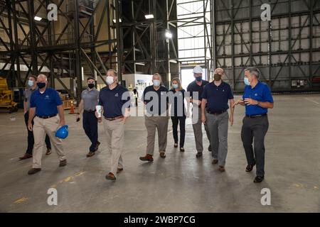Bob Cabana, Direktor des Kennedy Space Center, und Beamte besuchten am 28. August 2020 das Vehicle Assembly Building, das der Schlüssel zur Montage der Raumfahrzeugrakete der NASA für das Artemis-Programm ist. Stockfoto