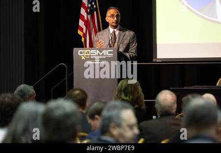 Prasun Desai, stellvertretender Verwaltungsrat für das Space Technology Mission Directorate der NASA, hielt am 7. November 2023 auf dem KOSMISCHEN Workshop an der University of Maryland eine Rede. COSMIC ist ein Programm zur Förderung der Weltraummobilität und der ISAM-Fähigkeiten (Service, Assembly and Manufacturing) für Erdumlaufbahnen, Mondumlaufbahnen, Tiefen Weltraum und Planetenoberflächen, das vom NASA-Direktorat für Raumfahrttechnologie finanziert und unterstützt wird. Stockfoto