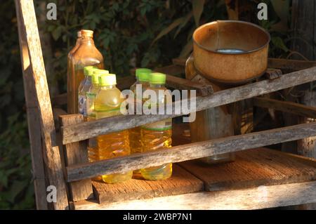 Plastikflaschen mit Benzin auf der Straße, Bang Pea, Kambodscha. Stockfoto