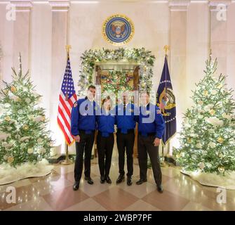 ARTEMIS II-Besatzungsmitglieder: CSA (Canadian Space Agency) Astronaut Jeremy Hansen, links, NASA-Astronauten Christina Koch, Victor Glover und Reid Wiseman, rechts, posieren für ein Gruppenfoto nach ihren Treffen mit US-Präsident Joe Biden und US-Vizepräsidentin Kamala Harris im Weißen Haus in Washington am Donnerstag, den 14. Dezember 2023. Während ihrer Mission wird die Artemis II-Crew an Bord der Orion-Sonde der NASA zu einer zehntägigen Mission um den Mond reisen und Raumfahrzeugsysteme erstmals mit Astronauten für langfristige Erkundungen und wissenschaftliche Entdeckungen testen. Stockfoto