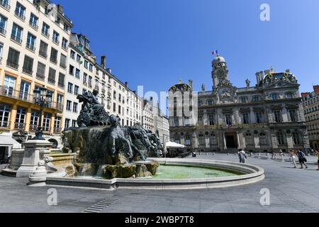 Lyon, Frankreich - 16. August 2022: Bartholdi-Brunnen am Place des Terreaux in Lyon, Frankreich. Stockfoto