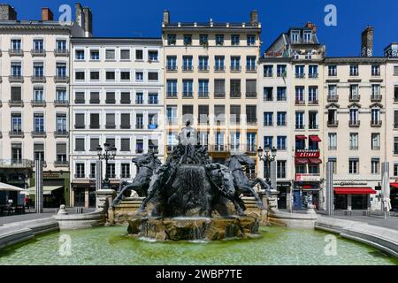 Lyon, Frankreich - 16. August 2022: Bartholdi-Brunnen am Place des Terreaux in Lyon, Frankreich. Stockfoto