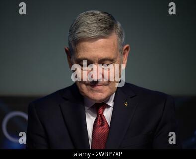 Bob Cabana hört, wie NASA-Administrator Bill Nelson während einer NASA-Stadthalle-Veranstaltung am Dienstag, den 12. Dezember 2023, im Mary W. Jackson Building der NASA über die Karriere seiner Cabana berichtet. Stockfoto