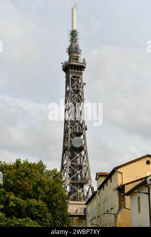 Blick auf den Metallic-Turm des Fourviere-Hügels in Lyon, Frankreich Stockfoto