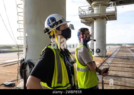 Arbeiter stehen am 23. Oktober 2020 auf der Oberfläche des Launch Pad 39B im Kennedy Space Center der NASA in Florida. Sie überwachen die Vorführaktivitäten des Countdowns der Zeitachse, die auf dem mobilen Starter für Artemis I stattfinden Der fast 400 Meter hohe mobile Starter befindet sich auf dem Startplatz, während Ingenieure von Exploration Ground Systems und Jacobs mehrere Aufgaben erledigen, darunter einen Timing-Test zur Validierung der Countdown-Zeitachse des Startteams, und eine gründliche Reinigung des mobilen Trägergeräts von oben nach unten, um alle Rückstände von der Konstruktion und Installation der Nabelarme zu entfernen. Artemis I Stockfoto