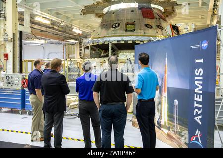 Vor der Artemis I-Raumsonde zeigt der NASA-Administrator Jim Bridenstine ganz links am 28. August 2020 das Neil Armstrong Operations and Checkout Building im Kennedy Space Center der NASA in Florida. Neben ihm sind Jules Schneider, Lockheed Martin Assembly, Test and Launch Operations, Bob Cabana, Kennedy Space Center Director, Brian McCormack, Associate Director des White House Office of Management and Budget, und Glenn Chin, stellvertretender Programmmanager der NASA Orion. In der Hochbucht werden Orion-Raumfahrzeuge für Artemis I und Artemis II vorbereitet Das Büro von Mana Stockfoto